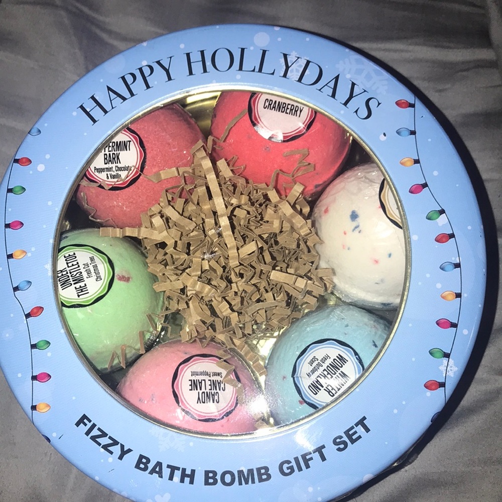 Set of 6 bath bombs!! NWT